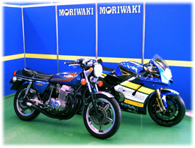MotoGPで活躍したモリワキMD211VFと記念撮影